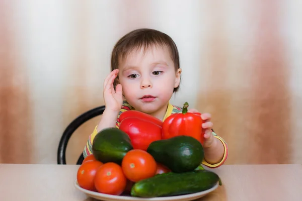 Szczęśliwe dziecko z warzywami — Zdjęcie stockowe