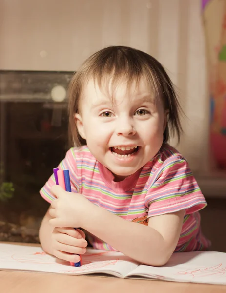 Petite fille mignonne dessine avec feutre-pointe stylo — Photo