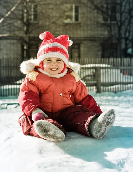 Hermoso niño feliz en la chaqueta roja . — Foto de Stock