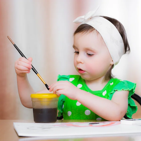 Dívka kreslí barvy. — Stock fotografie