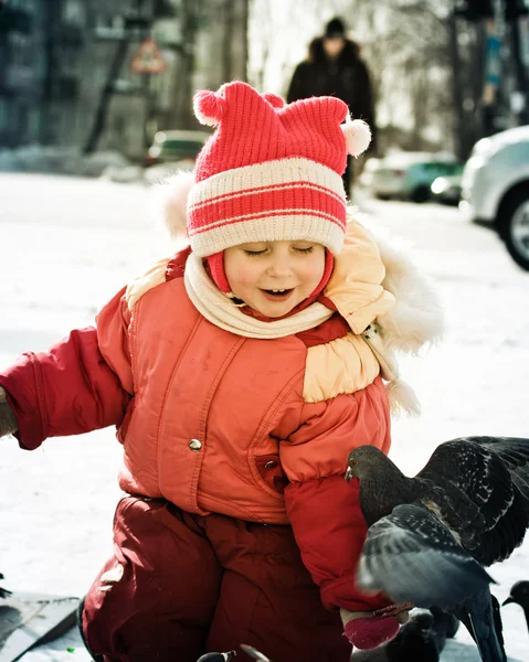 Güvercin besleme çocuk — Stok fotoğraf