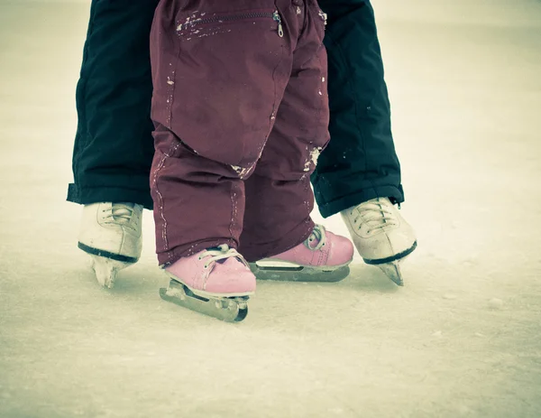 alt ve üst ayakları üzerinde paten