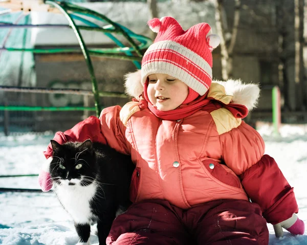 Funny glad barn leker med katt. — Stockfoto