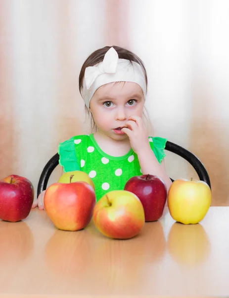 Щаслива дитина з яблуками. — 스톡 사진