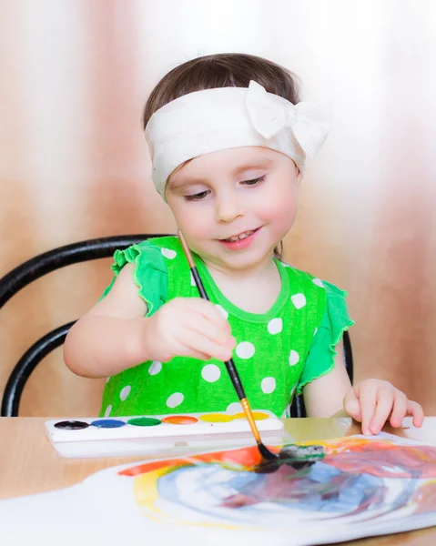 Little girl draws paints. — Stock Photo, Image