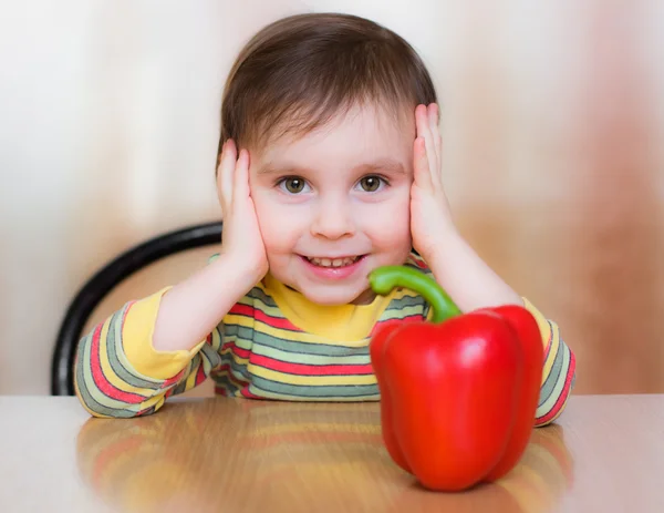 Šťastné dítě s červenou paprikou — Stock fotografie