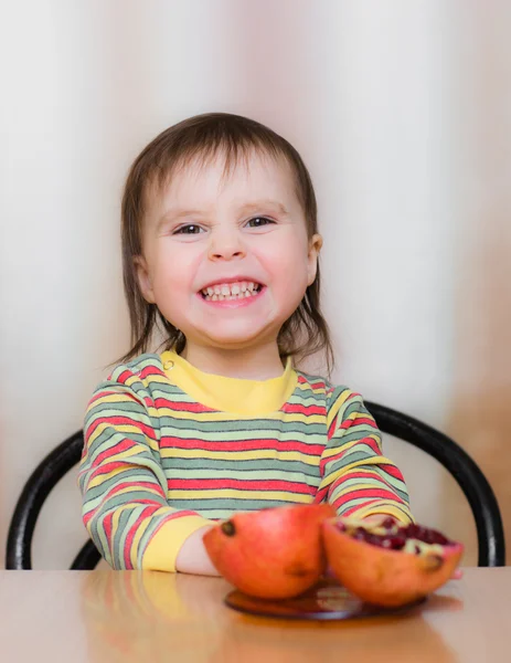 Glad unge med granater. — Stockfoto