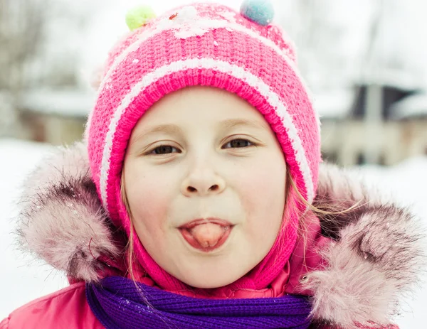 舌を示す赤い服で幸せな赤ちゃん — ストック写真