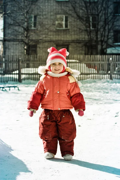 Hermoso niño feliz en la chaqueta roja . — Foto de Stock