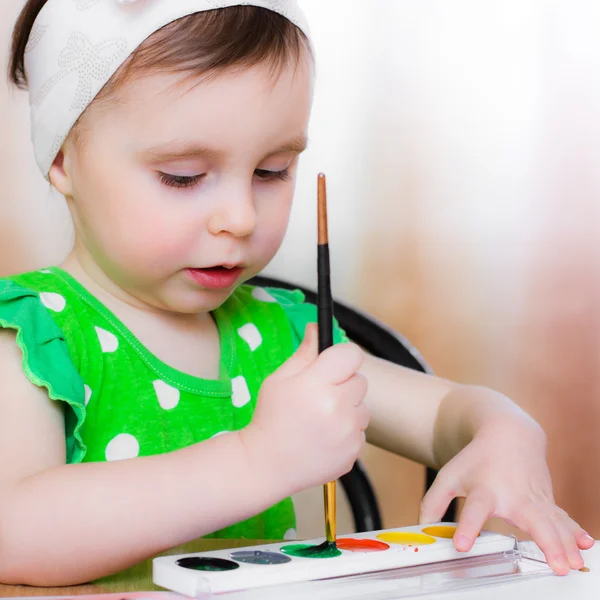 Menina desenha tintas . — Fotografia de Stock