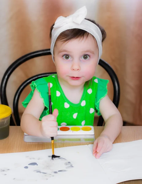 Маленькая девочка рисует краски . — стоковое фото