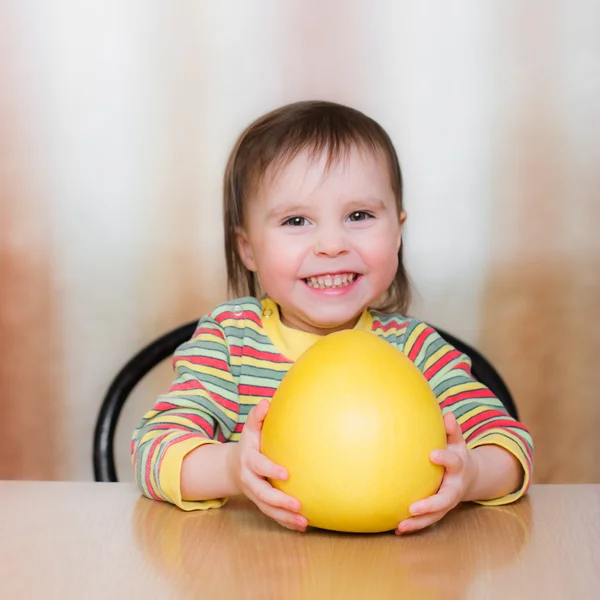 Happy Kid with pomelo — Stock Photo, Image