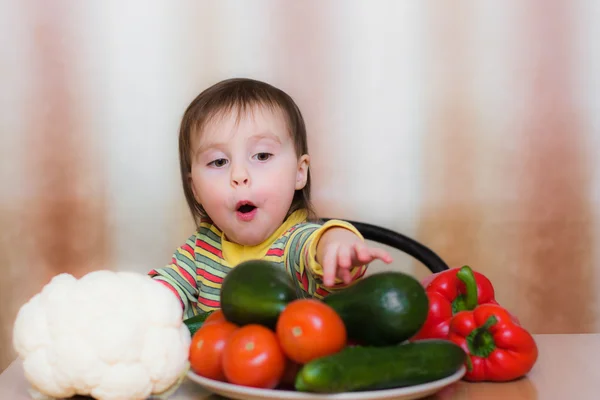 Happy Kid с овощами — стоковое фото