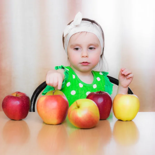 Šťastné dítě s jablky. — Stock fotografie