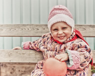 sevimli çocuk hakkında mutlu değil