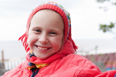 Kırmızı ceketli genç kız