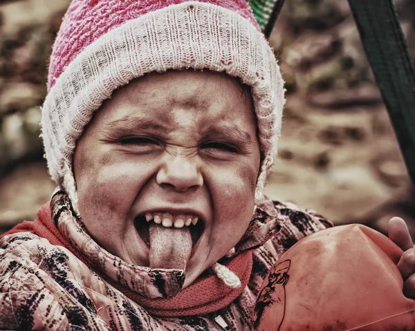 Παιδί να κολλήσει έξω τη γλώσσα — Φωτογραφία Αρχείου