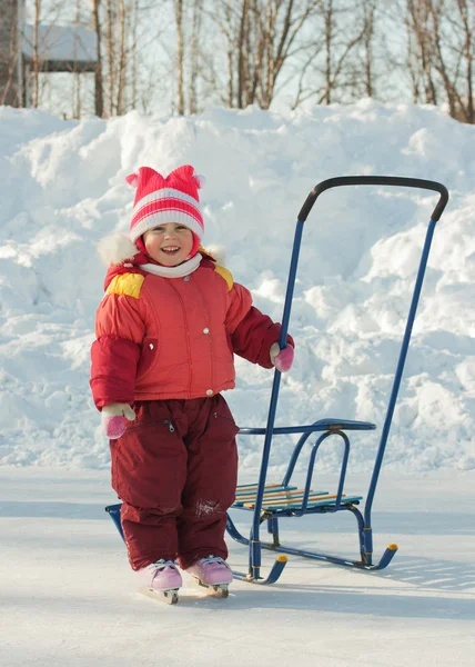 Ευτυχισμένο παιδί πατινάζ και έλκηθρο στο χειμώνα υπαίθρια — Φωτογραφία Αρχείου