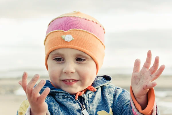 Little girl shows her hands — Stock Photo, Image