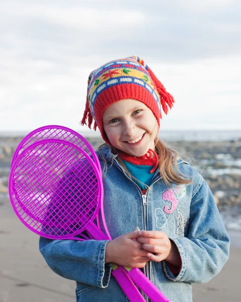 Portrait d'enfant mignon heureux avec raquettes. — Stockfoto