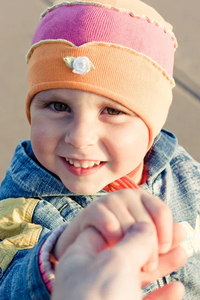 Genitore e figlio che si tengono mano nella mano . — Foto Stock