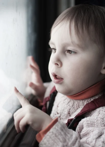 Jongen rijdt op een trein — Stockfoto