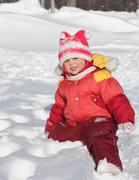 Schönes glückliches Kind in der roten Jacke — Stockfoto