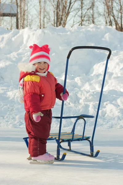 Felice bambino pattinaggio e slittino in inverno all'aperto — Foto Stock