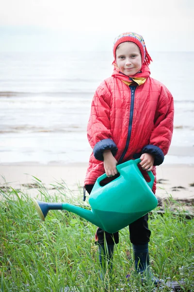 Liten flicka trädgårdsmästare — Stockfoto