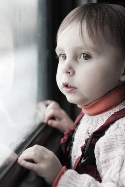 男孩乘坐火车上 — 图库照片