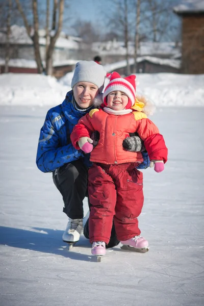 Mamma med barn skridskor. — Stockfoto