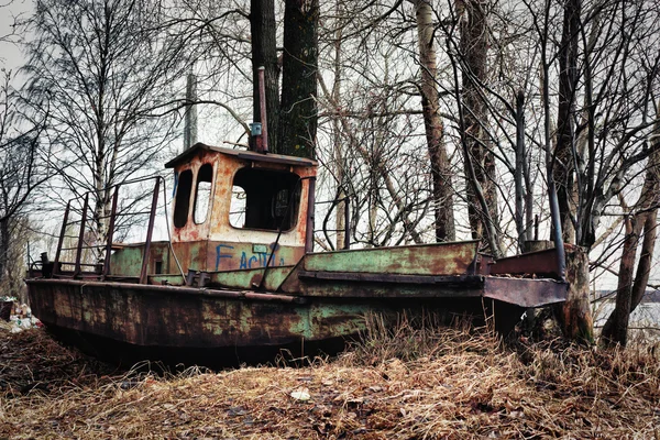 Старый заброшенный корабль — стоковое фото