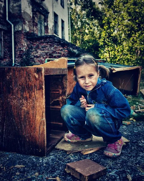 Pauvre enfant triste dans les ruines — Photo