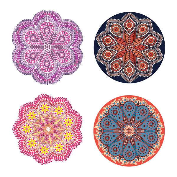 Adorno indio, patrón floral caleidoscópico, mandala. Conjunto de cuatro encajes de adorno . — Archivo Imágenes Vectoriales