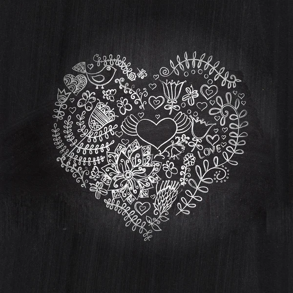 心的形状粉笔在黑板 blackboard.floral 心脏上画画。做成的 flowers.doodle 心心 — 图库照片