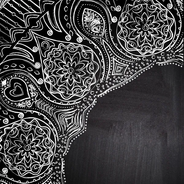 Tebeşir yazı tahtası blackboard çiçek köşede. Dekoratif yuvarlak dantel modeli, birçok bilgi ile daire arka grunge arka planda, dantelli Arabesk tasarımları el yapımı dantel tığ gibi görünüyor.. — Stok fotoğraf