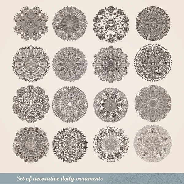 Adorno indio vectorial, patrón floral caleidoscópico, mandala. Conjunto de dieciséis encajes de adorno. patrón de encaje redondo ornamental, círculo de fondo con muchos detalles, parece ganchillo encaje hecho a mano — Archivo Imágenes Vectoriales