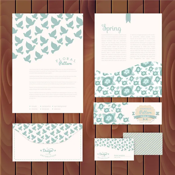 Set floral vintage bruiloft kaarten op hout textuur, uitnodigingen — Stockvector