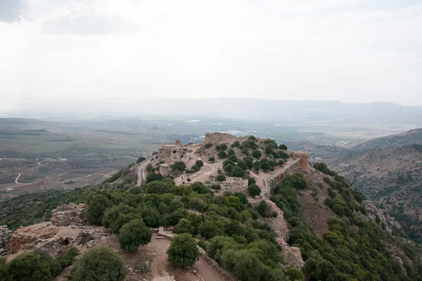 Израильский пейзаж с замком и небом — стоковое фото