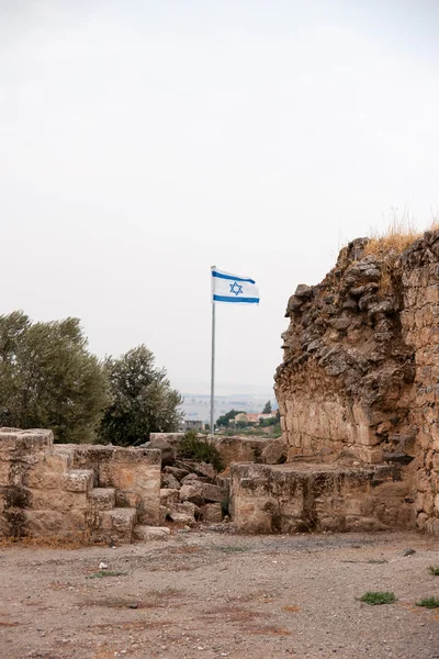 Bandeira israelense e ruínas em galilee — Fotografia de Stock