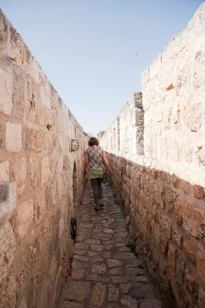 Old walls walk in Jerusalem — Stock Photo, Image