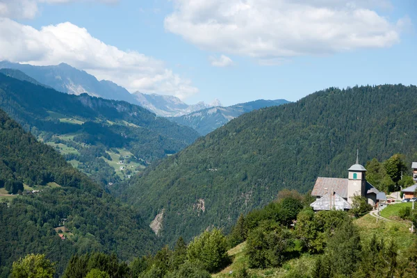 Französisches Dorf in den Alpen — Stockfoto