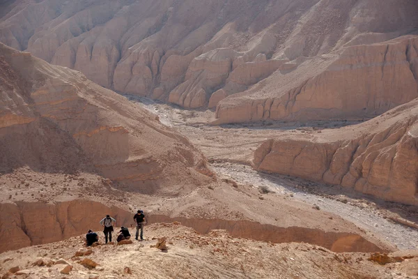 Туристи, що ходять у мертвих морських горах — стокове фото