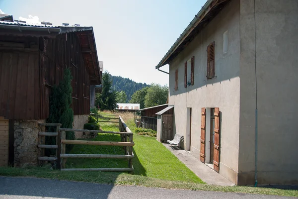 Französisches Dorf in den Alpen — Stockfoto
