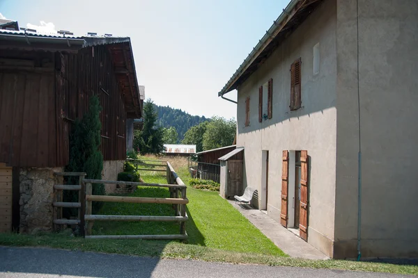 Pueblo francés en los Alpes — Foto de Stock