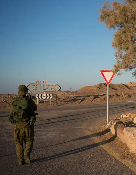 Des soldats patrouillent dans le désert — Photo