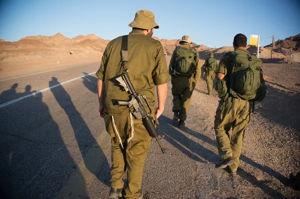 Des soldats patrouillent dans le désert — Photo