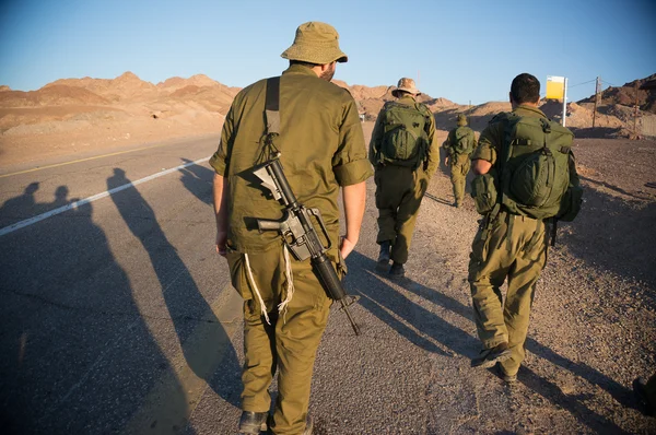 사막에서 군인 순찰 스톡 이미지
