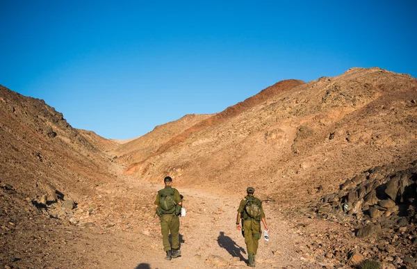 Soldaten patrouille in de woestijn — Stockfoto