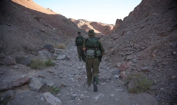Soldados patrulham no deserto — Fotografia de Stock